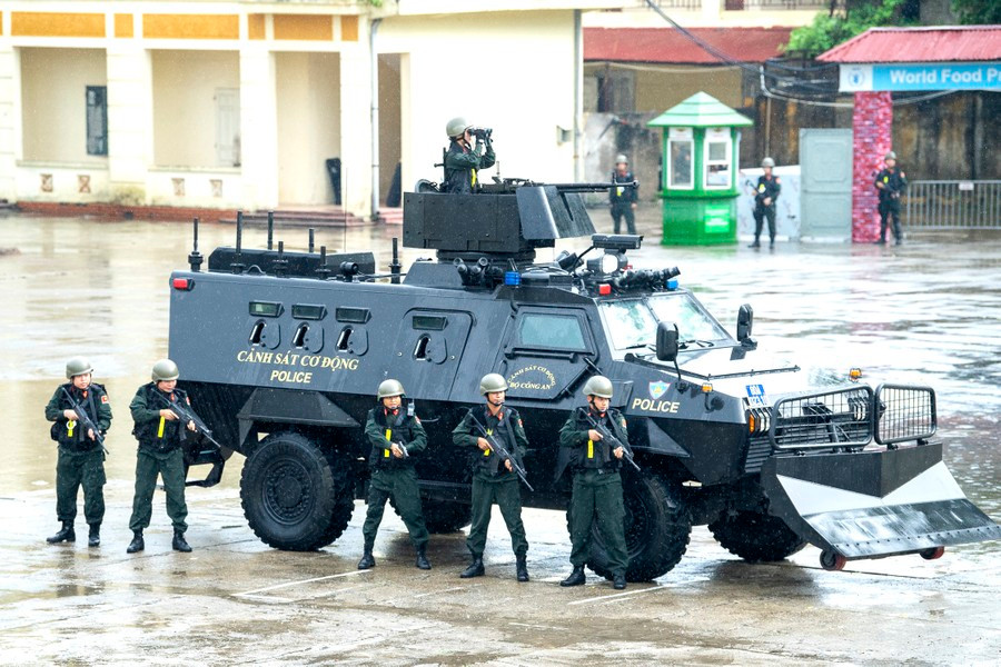 Tiếp sau là xe chỉ huy, xe chở hàng và xe dự phòng chở hàng, xe hỗ trợ vũ trang và cuối đội hình là xe lực lượng dự bị.