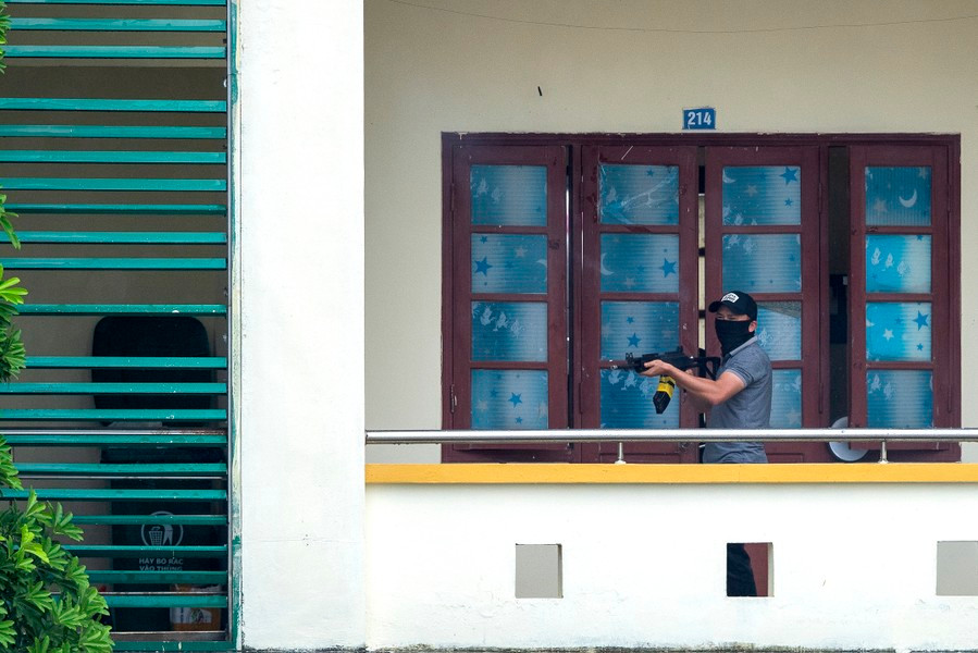 Đối tượng mang theo súng tiểu liên đã nổ súng khống chế, bắt giữ con tin.