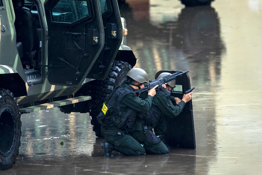 Các chiến sĩ áp tải được trang bị đầy đủ vũ khí như lực lượng cảnh sát đặc nhiệm.