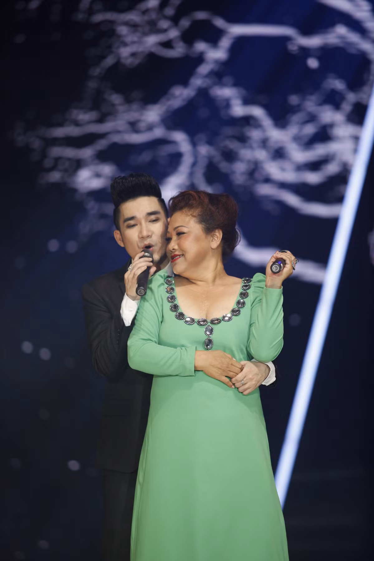 Gần nửa năm trước đó, "họa mi núi rừng" gần như vắng bóng trên các sàn diễn để tránh xa những ồn ào của các vụ kiện tụng, nợ nần chồng chất của mình.