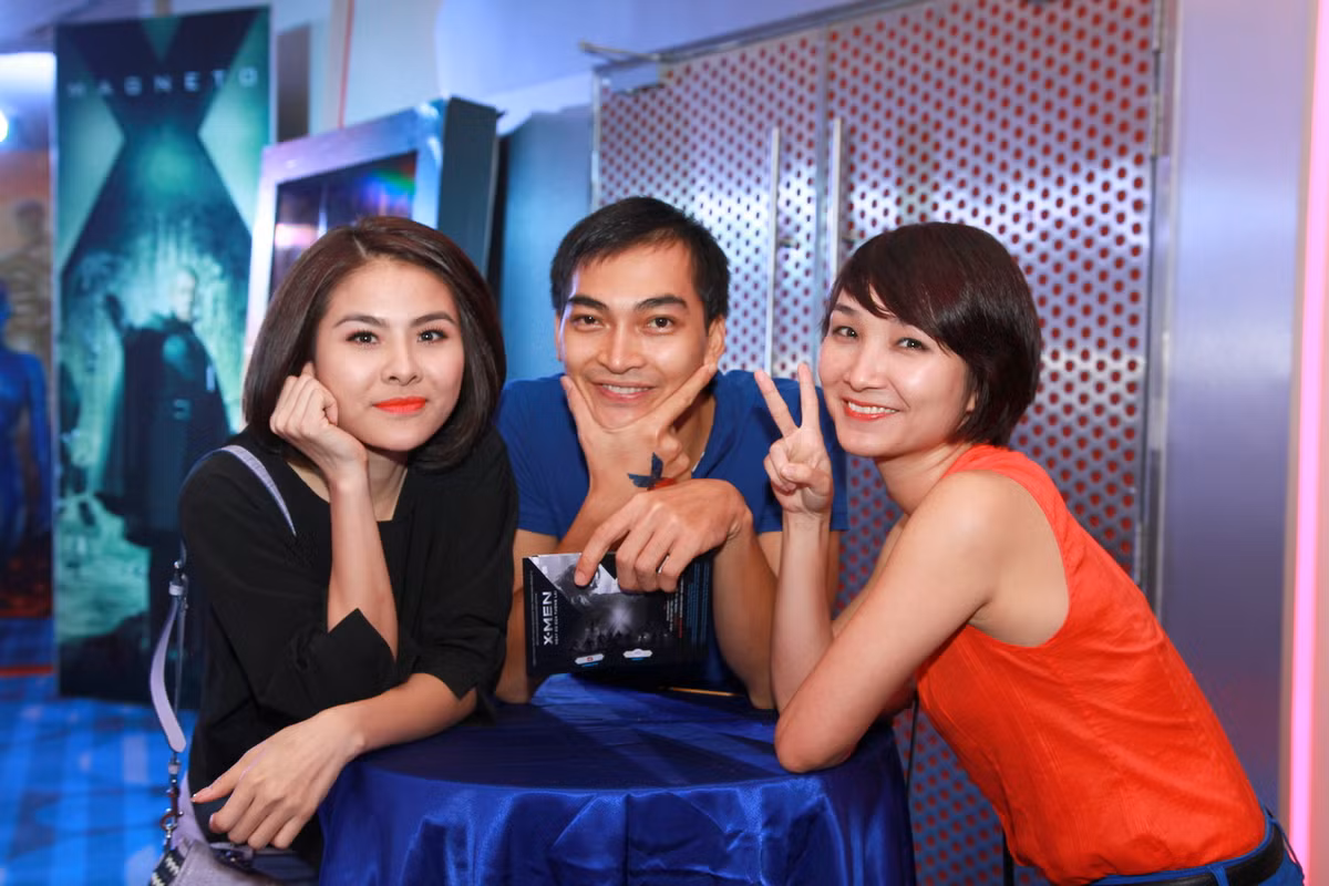 Cặp đôi trò chuyện vui vẻ và chụp ảnh xì teen trước giờ chiếu phim.