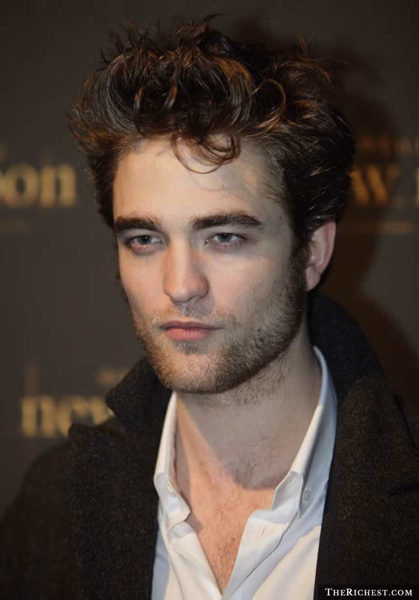 Ngôi sao điển trai của loạt phim Chạng vạng, Robert Pattinson cũng tiết lộ một sự thật rằng anh từng không gội đầu trong suốt 6 tuần chỉ vì nguyên nhân anh không quan tâm đến nó: “Nó giống như chuyện tôi không quan tâm đến việc vệ sinh căn hộ của mình. Tôi ngủ trong nhà và mái tóc của tôi chỉ là thứ treo trên đầu tôi mà thôi nên tôi chẳng buồn quan tâm nó có sạch sẽ hay không”. Thậm chí các nhân viên trong đoàn làm phim Chạng vạng phải tránh xa Pattinson vì ngửi thấy mùi khủng khiếp từ người anh chàng.