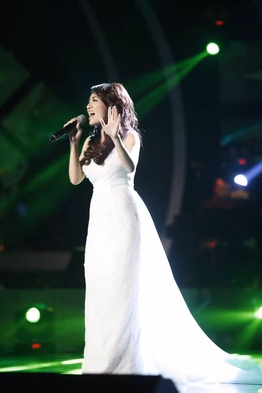 Nhật Thủy đã từng "thăng hoa" trên sân khấu Vietnam Idol trong các đêm thi trước, nhờ đó mà đang được đánh giá cao cho ngôi vị thần tượng năm nay. Liệu điều này có lặp lại ở đêm chung kết diễn ra vào tối 4.5