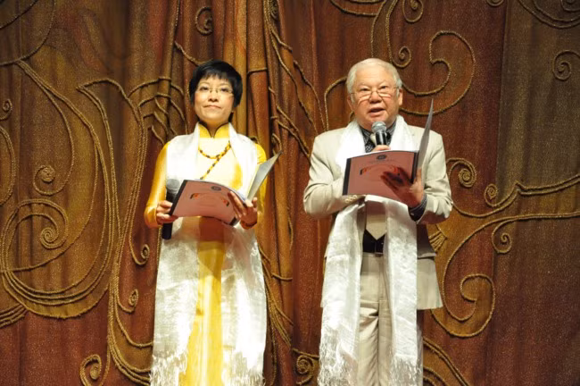 Nhạc sĩ Hồ Quang Bình và Thảo Vân giữ vai trò MC trong một chương trình nghệ thuật.