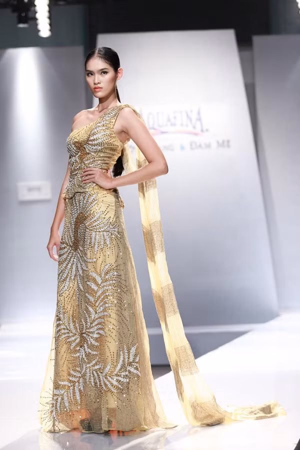 Những chi tiết được thể hiện lại một cách kỹ lưỡng trên từng chiếc cổ áo, tà áo vạt dài, hòa cùng với nền chất liệu lụa vàng Hà Đông, hay voan và the vân dân tộc độc đáo.