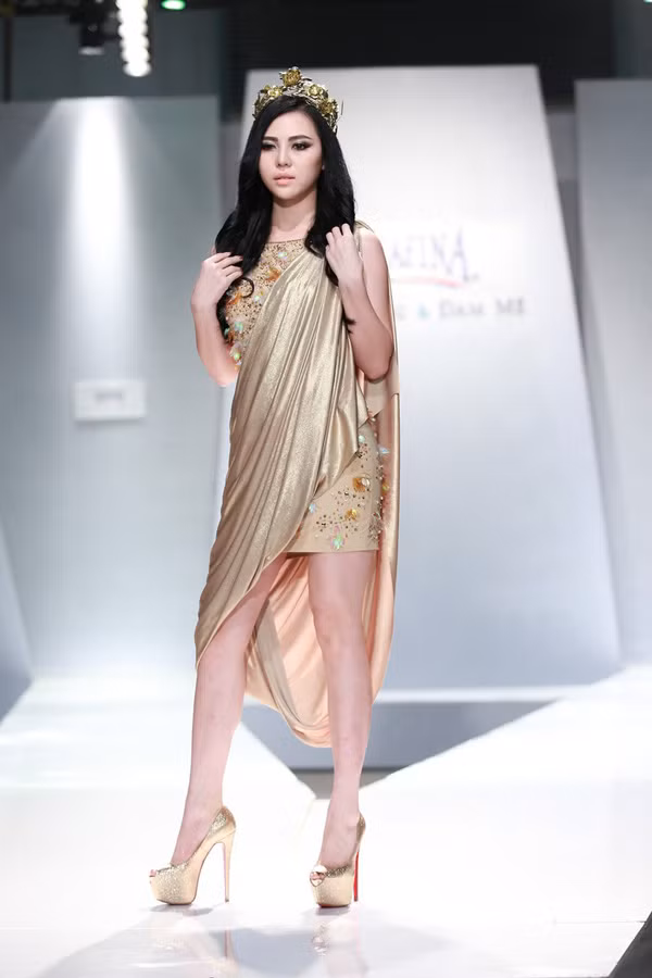 Á hậu Trà Giang xuất hiện trên sàn catwalk để giới thiệu một thiết kế của anh.