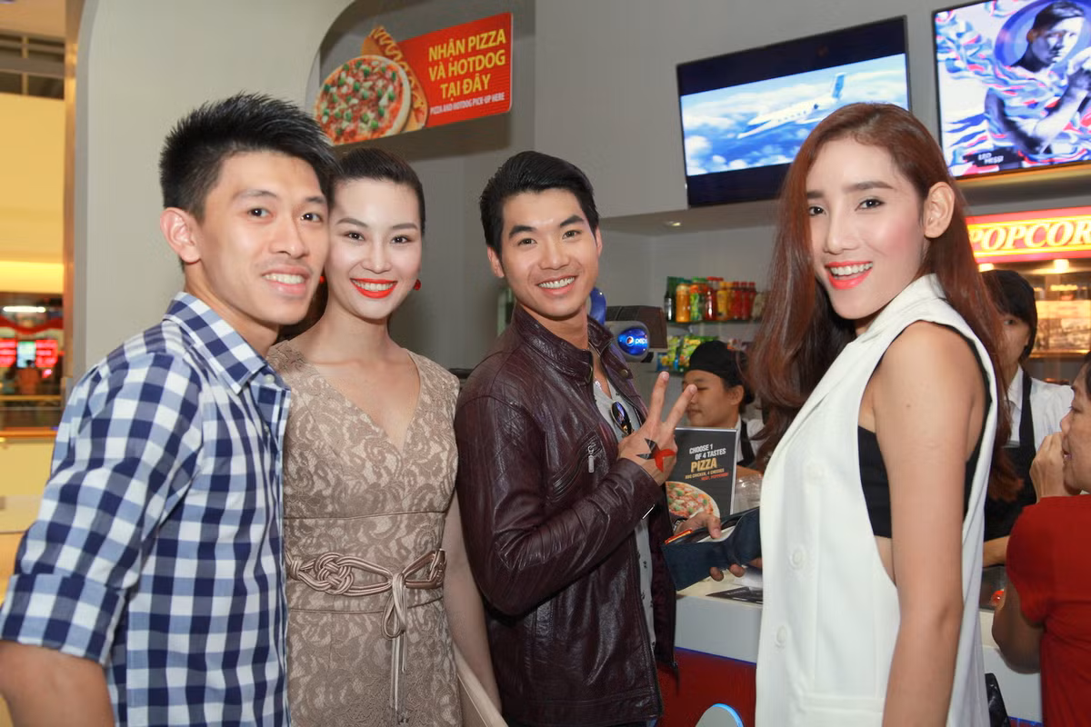 Siêu mẫu Trương Nam Thanh cùng đến xem phim cùng bạn gái mới - giải bạc siêu mẫu Phạm Thùy Linh.