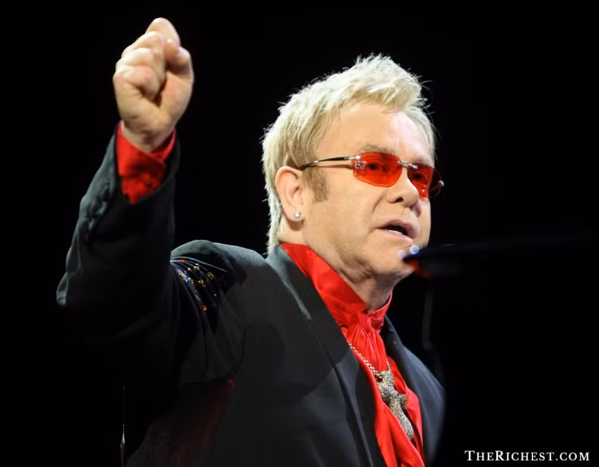 Với sự nghiệp kéo dài hơn 5 thập kỷ, nghệ sỹ người Anh Elton John bắt đầu chơi piano ở tuổi lên 3. Trong sự nghiệp âm nhạc, anh bán được hơn 300 triệu bản và có 40 trong tổng số 50 ca khúc lọt vào bảng xếp hạng uy tín. Trong bảng xếp hạng Billboard, Elton John là nghệ sỹ nam đứng thứ ba do lượng album đáng nể bán ra của mình.