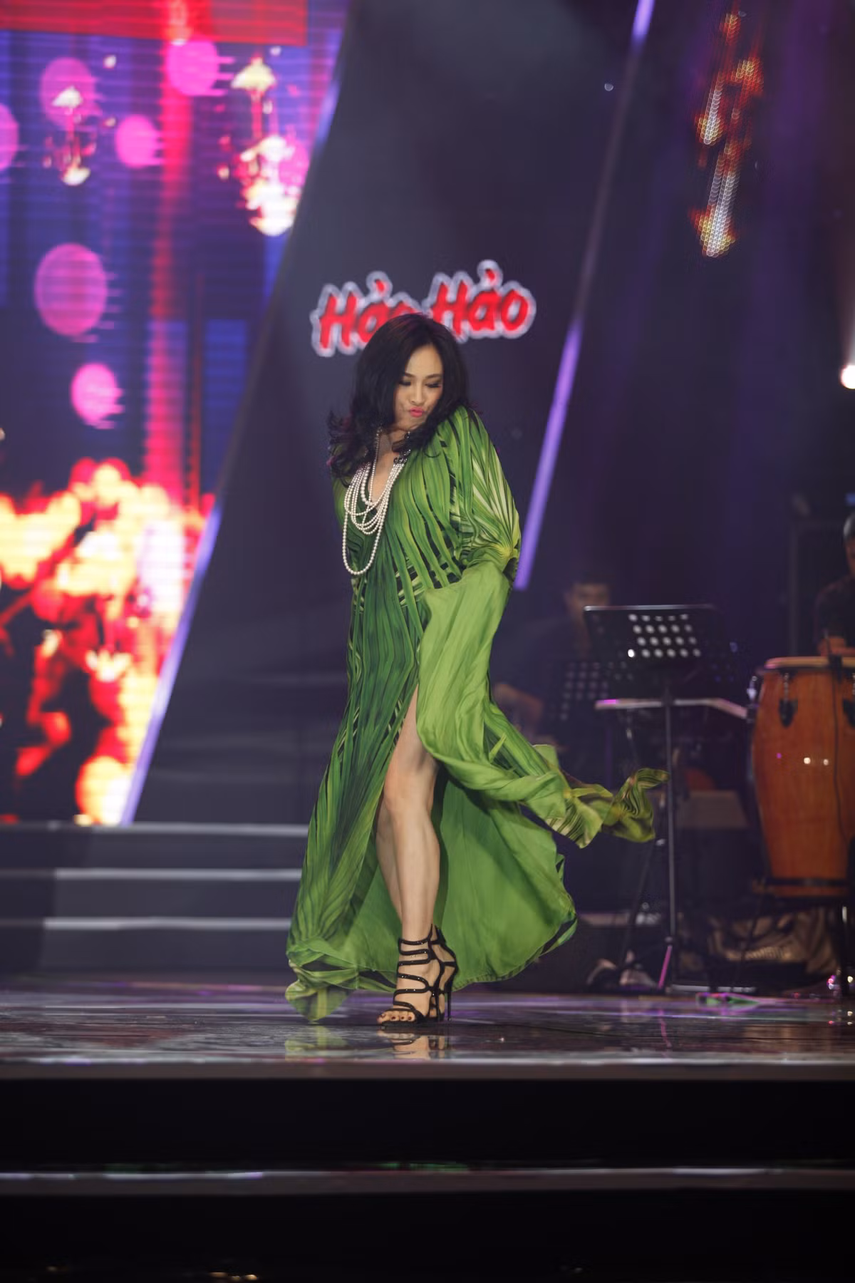 "Người đàn bà hát" thể hiện được đẳng cấp diva với chất giọng đầy nội lực và kỹ thuật của mình bên nhân vật chính của Dấu Ấn.