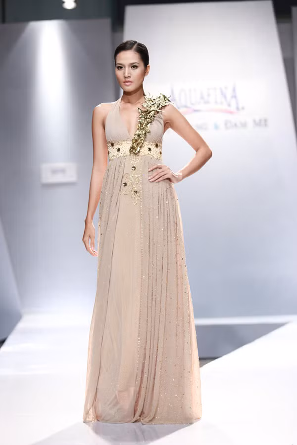 Điểm nhấn của bộ sưu tập chính là chiếc nón mạ vàng. Chiếc nón được NTK Đỗ Văn Trí thiết kế riêng với những nét chạm trổ tinh xảo và cầu kỳ.