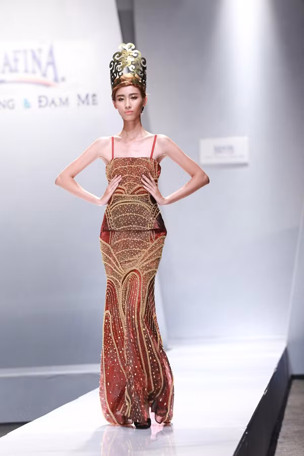 Bộ sưu tập mang tên "Vàng son" bao gồm những thiết kế sang trọng của anh với toàn bộ tone màu vàng quý phái, đi cùng là các họa tiết được kết lá vàng và ngọc trai công phu.