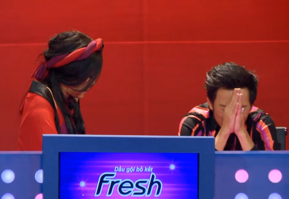 Danh hài Hoài Linh tiếp lời, "M ong muốn trước mắt là tất cả những người có khả năng đặc biệt như anh phải được trân trọng và nâng lên xứng tầm của một nghệ sỹ. Công việc của anh không phải ai cũng làm được, đó là sự khổ luyện có thể đổi luôn cả tính mạng của mình. Đôi lúc em nhìn các anh em muốn rớt nước mắt bởi vì khi họ mời các anh diễn chỉ để diễn lót cho những ngôi sao ca nhạc. Điều đó em không đồng ý, không bao giờ đồng ý bởi vì đã là nghệ sỹ lên sân khấu rồi thì ai cũng phải giống như ai!".