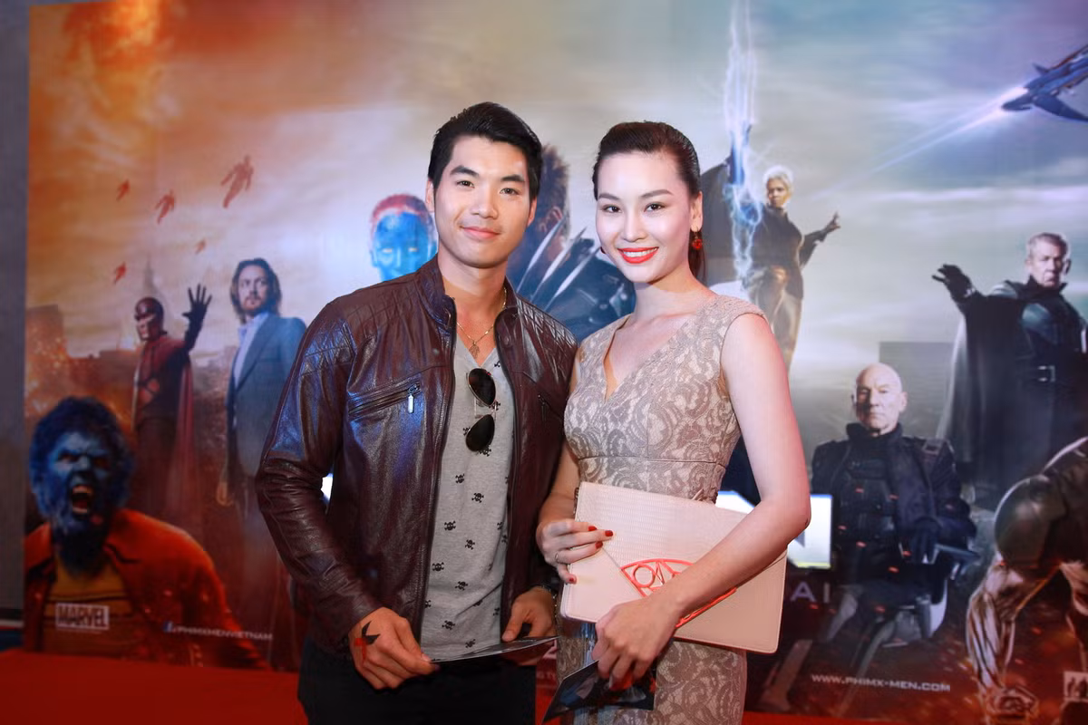 Cả hai đi chung cùng một số người bạn và sau đó nhanh chóng tách riêng để chụp hình. Trương Nam Thành không ngại dành cho bạn gái nhiều cử chỉ âu yếm ngay chốn đông người.