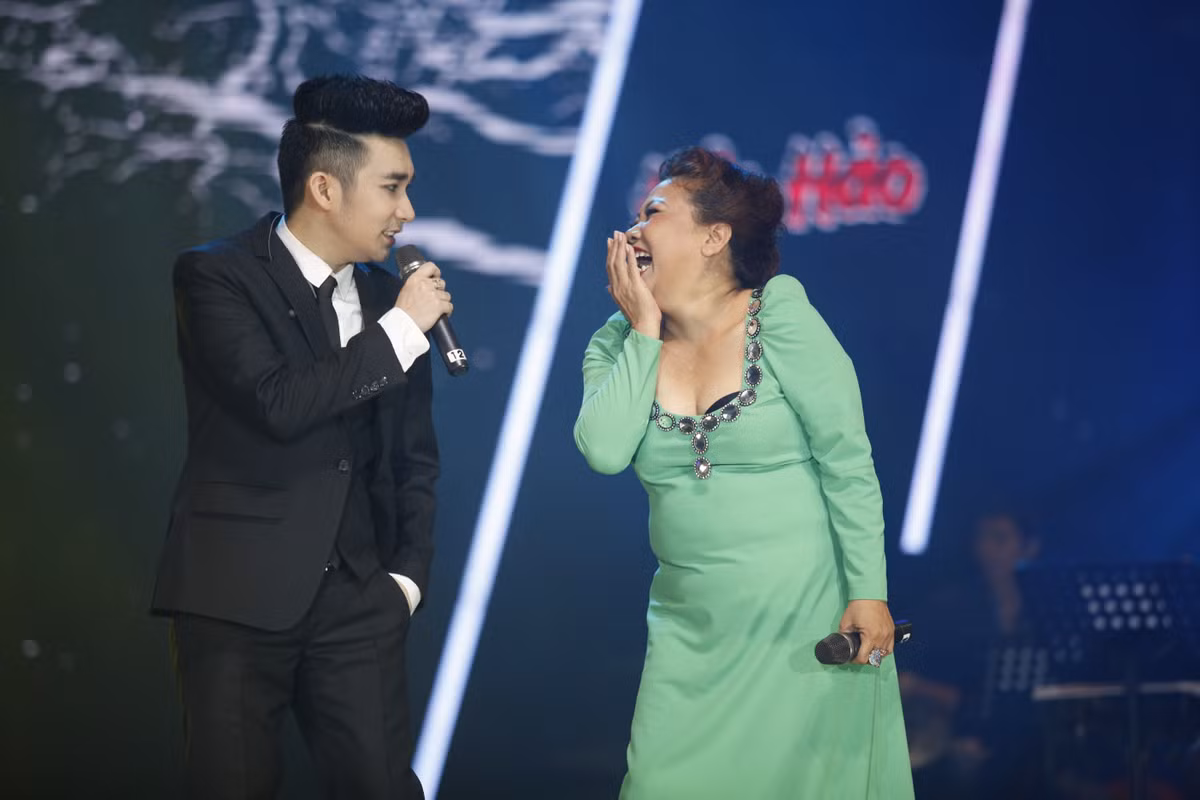 Siu Black xuất hiện với chiếc đầm xanh ngọc bắt mắt, thân hình thon gọn bất ngờ và gương mặt rạng rỡ với ca khúc "Mùa thu lá bay" cùng với Quang Hà.