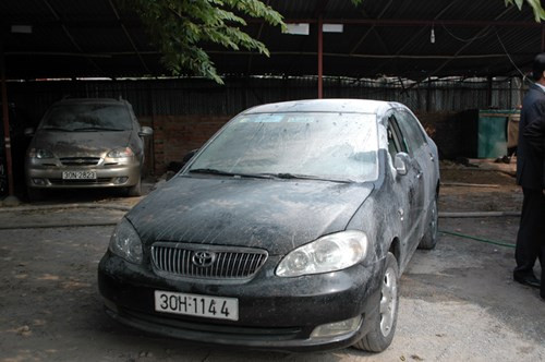 Hai xe ở bãi gửi cạnh kho bị ngọn lửa tấn công, hư hỏng