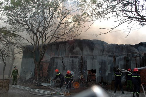 Lực lượng chức năng phun bọt chống cháy....