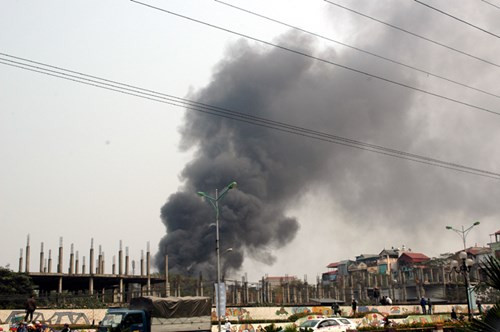 Từ rất xa đã thấy cột khói bốc lên cao hàng chục mét. Một số người dân nhìn thấy khói cùng lửa bùng phát rất mạnh nên nhanh chóng gọi điện báo lực lượng PCCC đến hiện trường.