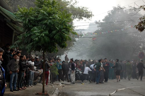 Rất nhiều người hiếu kỳ đổ về hiện trường xem cứu hoả.