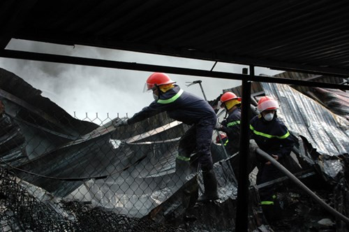 ... cắt hàng rào thép gai để tiến vào hiện trường...