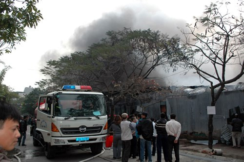 3 xe chữa cháy tới hiện trường ...