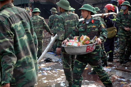 Chiến sĩ nào cũng khẩn trương.