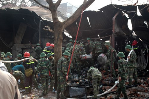 Các chiến sĩ khuân đồ trong đám cháy ra ngoài...