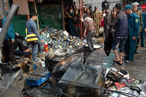 Kho hàng tạp hóa được chuyển ra ngoài.