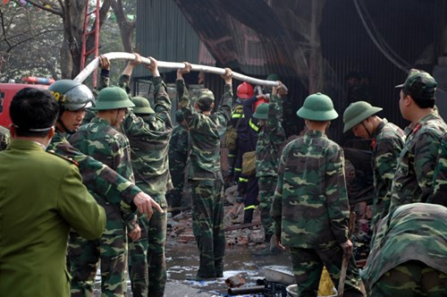 Hàng trăm chiến sĩ bộ đội cũng tới hiện trường cùng các chiến sĩ PCCC tiến hành dập lửa.