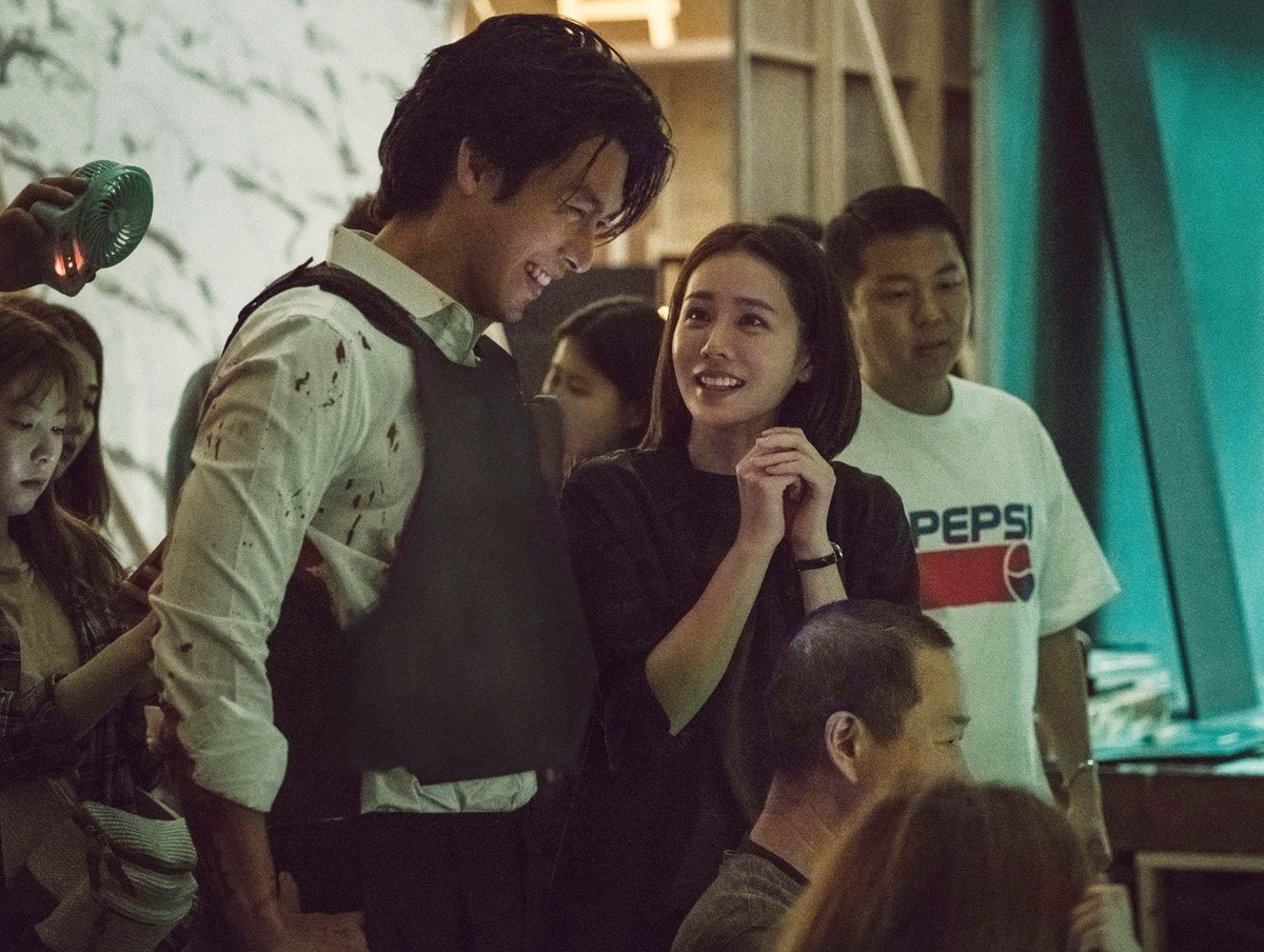 Thực tế, tin tức Son Ye Jin và Hyun Bin có tình cảm với nhau được lan truyền từ hai năm trước. Năm 2018, bộ đôi diễn viên quyền lực hợp tác trong tác phẩm điện ảnh The Negotiation (Cuộc đàm phán sinh tử). Cả hai luôn dành những lời khen có cánh cho tài năng và ngoại hình của đối phương.