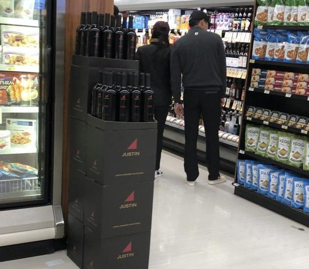 Hồi tháng 1/2019, Hyun Bin và Son Ye Jin được người hâm mộ chụp ảnh khi cùng đi mua sắm ở Mỹ. Tuy nhiên, lúc này, hai diễn viên khẳng định họ chỉ là bạn bè thân thiết, gặp gỡ nơi xứ người vì vậy tổ chức tiệc cùng một số người khác.