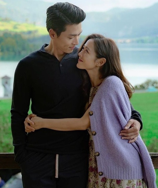 Son Ye Jin từng chia sẻ: "Tôi rất tệ trong việc hẹn hò, không biết thể hiện bản thân. Việc yêu đương càng khó hơn khi tuổi tác tôi ngày một lớn dần. Trước đây, tôi thích những người trầm tính. Hiện tại, tôi muốn gặp những người đàn ông dịu dàng, chu đáo, cao trên 1,75 m. Tôi mong cả hai sẽ thoải mái khi trò chuyện cùng nhau".