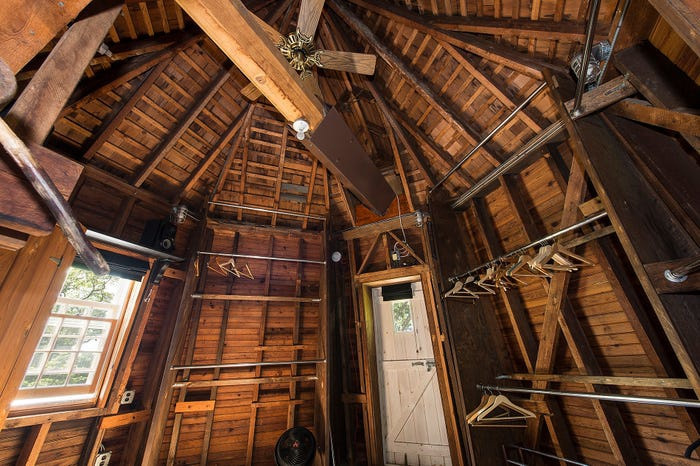 Tầng ba - tầng trên cùng của ngôi nhà là nơi không có nhiều sự thay đổi so với ban đầu. Được xây dựng chủ yếu bằng gỗ tuyết tùng, căn phòng này hiện được dùng làm nơi thay và chứa đồ.