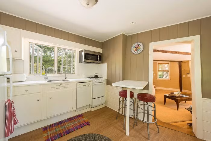 Căn bếp của ngôi nhà được thiết kế theo phong cách tân cổ điển với cửa sổ bao quanh nhằm tận dụng tối đa ánh sáng tự nhiên.