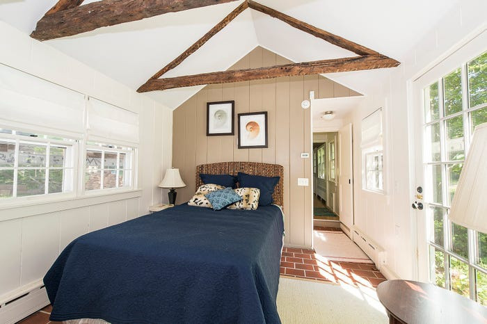 Ngôi nhà này có không gian sống rộng hơn 120 mét vuông, trải dài trên ba tầng, bao gồm hai phòng ngủ.