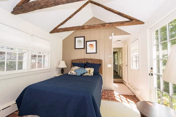 Ngôi nhà này có không gian sống rộng hơn 120 mét vuông, trải dài trên ba tầng, bao gồm hai phòng ngủ.