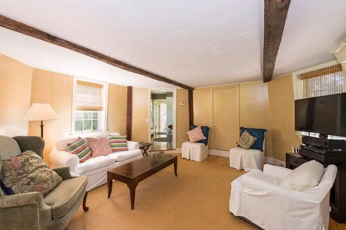 Căn nhà được thiết kế dựa trên ý tưởng của Samuel Rubin - người sáng lập hãng nước hoa Faberge. Phòng khách được bày trí đơn giản theo tông màu nhã nhặn.