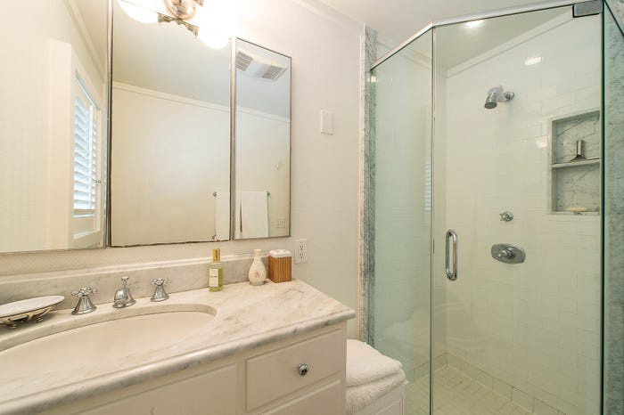 Phòng tắm có điểm nổi bật là chiếc bàn làm bằng đá cẩm thạch.