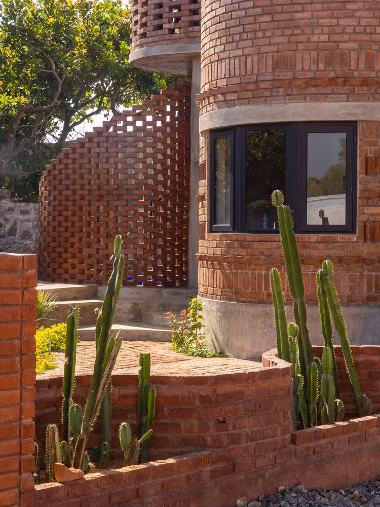 Doc dao ngoi nha gach tao hinh uon luon nhu nhung con song bien-Hinh-2