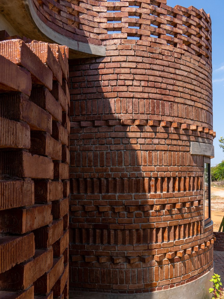 Doc dao ngoi nha gach tao hinh uon luon nhu nhung con song bien-Hinh-3