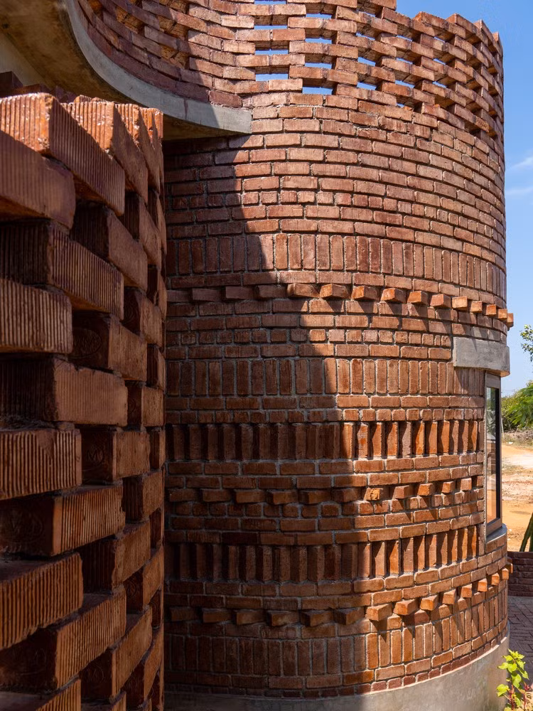 Doc dao ngoi nha gach tao hinh uon luon nhu nhung con song bien-Hinh-3