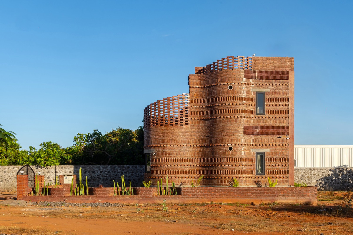 Doc dao ngoi nha gach tao hinh uon luon nhu nhung con song bien-Hinh-20