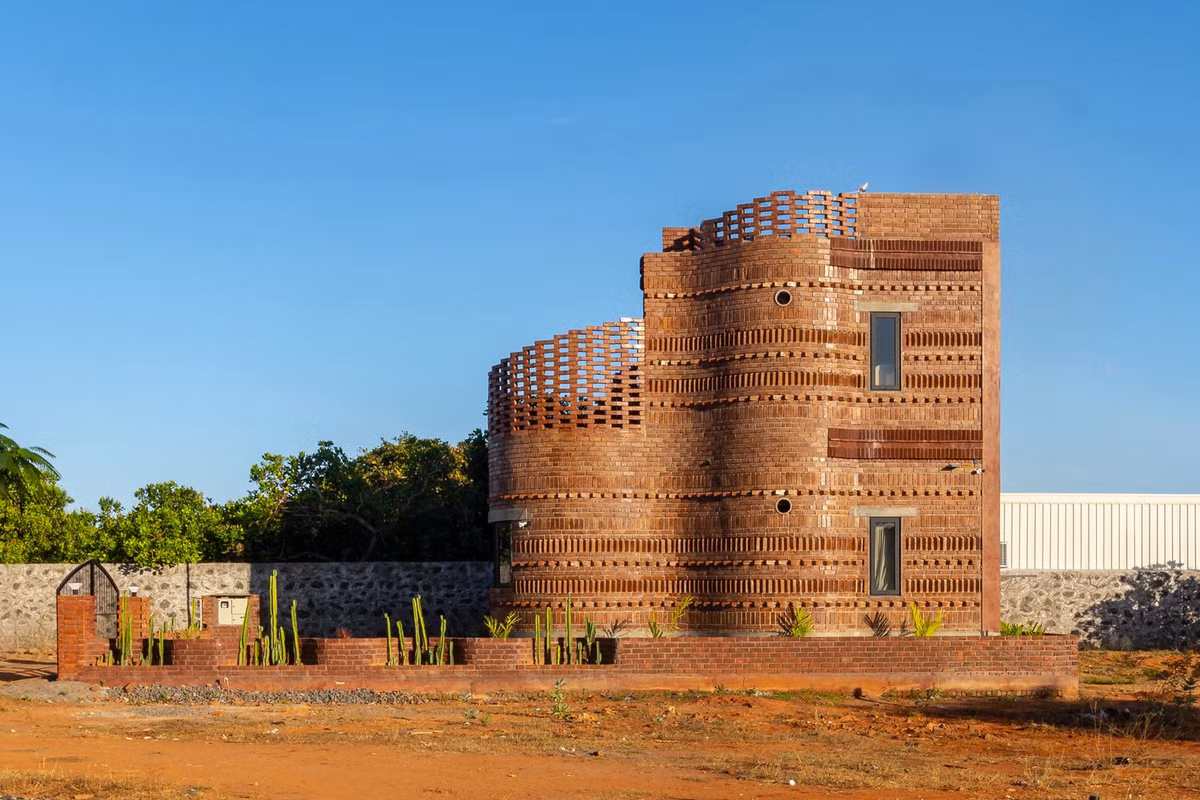 Doc dao ngoi nha gach tao hinh uon luon nhu nhung con song bien-Hinh-20