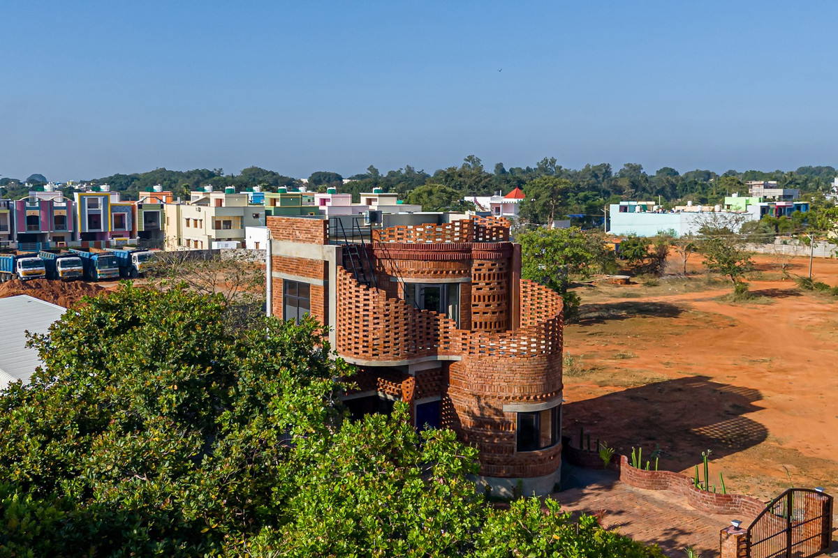 Doc dao ngoi nha gach tao hinh uon luon nhu nhung con song bien-Hinh-18