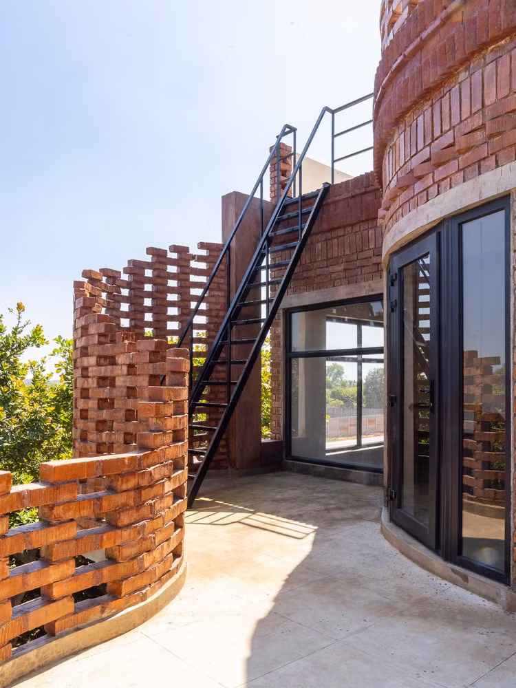 Doc dao ngoi nha gach tao hinh uon luon nhu nhung con song bien-Hinh-16