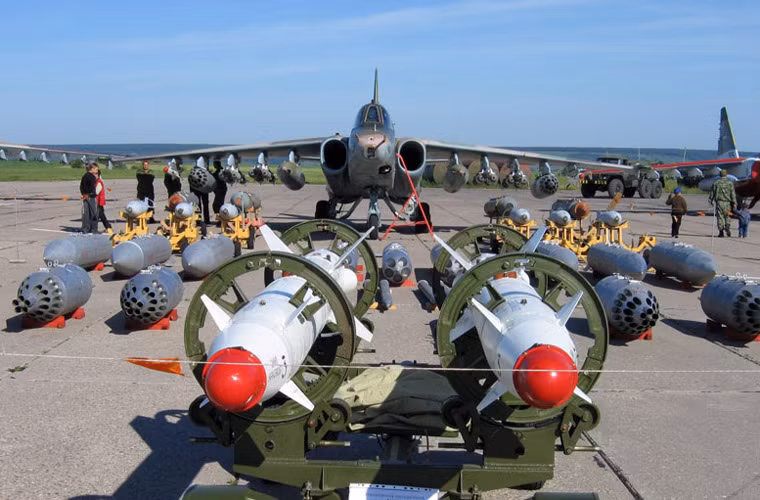 Su-25 thiết kế với 10 giá treo trên cánh mang tổng cộng 4 tấn vũ khí không đối đất và không đối không. Ngoài ra, máy bay còn có một pháo uy lực mạnh 2 nòng cỡ 30mm GSh-2-30 lắp ở mũi máy bay có tốc độ bắn 3.000 phát/phút.