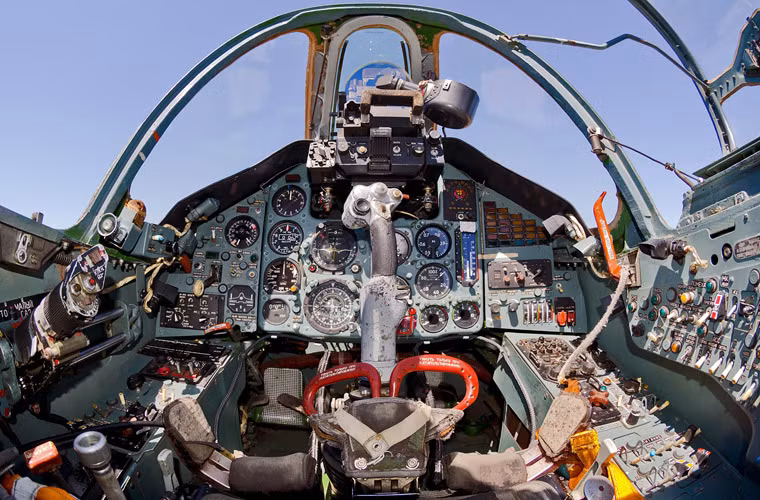 Trong ảnh là buồng lái máy bay cường kích Su-25.