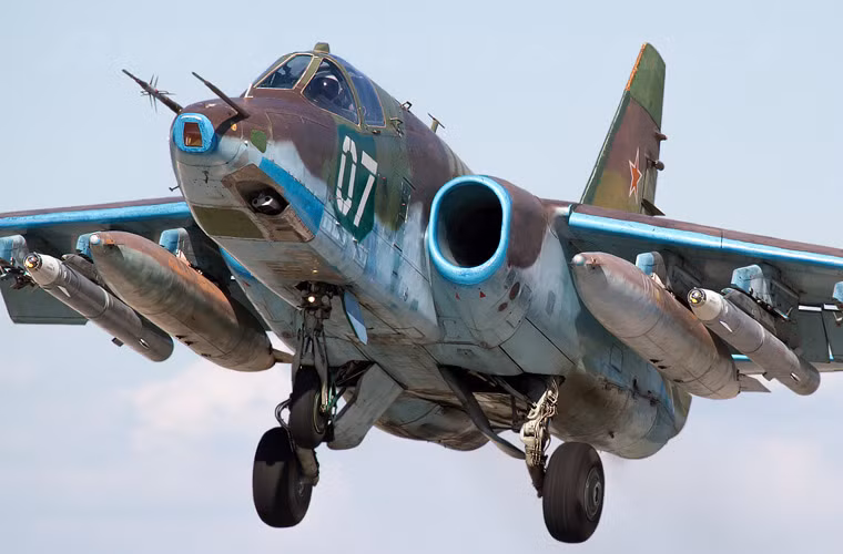 Trong nhiệm vụ tiêu diệt mục tiêu mặt đất, Su-25 có khả năng mang các loại vũ khí sau: tên lửa Kh-25ML (tầm bắn 11km, lắp đầu đạn thuốc nổ thường nặng gần 100kg); tên lửa Kh-29 (tầm bắn 12km, lắp đầu đạn xuyên giáp nặng 600-700kg); bom có điều khiển 500kg; bom và rocket không điều khiển. Với những loại vũ khí này, Su-25 hoàn toàn có khả năng tiêu diệt xe tăng, xe bọc thép hạng nặng.