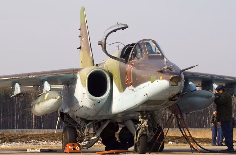 Máy bay cường kích Su-25 do Cục thiết kế Sukhoi (Nga) nghiên cứu phát triển từ những năm 1970 để đáp ứng nhiệm vụ yểm trợ hỏa lực cho đơn vị mặt đất, tiêu diệt xe bọc thép hạng nhẹ, công sự phòng ngự nổi và bộ binh đối phương. Rõ ràng, việc mua Su-25 là quyết định khôn ngoan của chính quyền Iraq khi nó được thiết kế chuyên cho nhiệm vụ tấn công mặt đất.