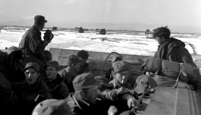 Khi đó, 120.000 quân tình nguyện Trung Quốc đang bao vây lực lượng gồm 20.000 binh sĩ của nhiều nước tại hồ Chosin (hồ Trường Tân, nằm gần thành phố Hamhung của CHDCND Triều Tiên ngày nay).