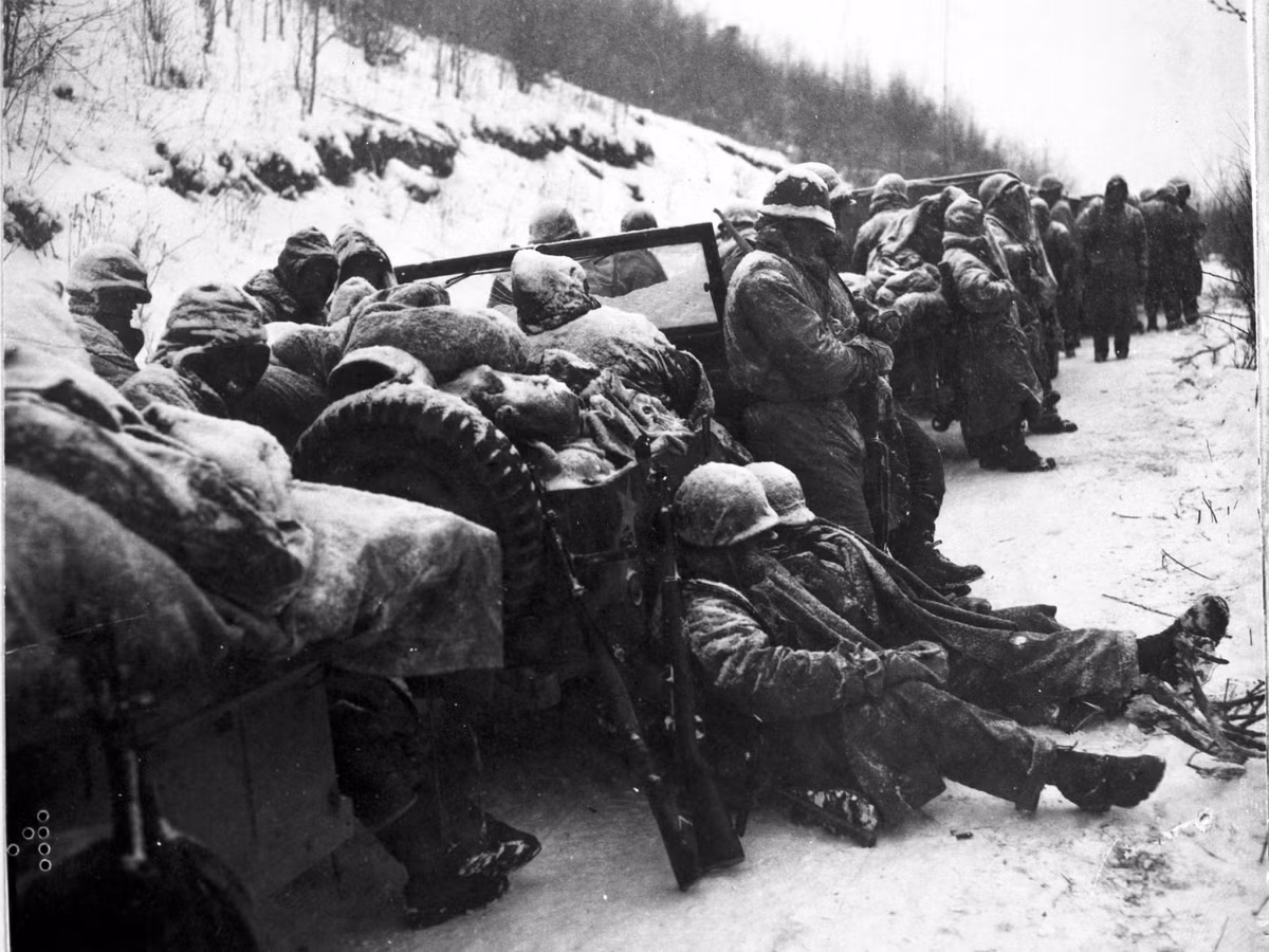 Vì thế thủy quân lục chiến Mỹ yêu cầu không quân chi viện đạn pháo bằng dù để họ kiềm chế hỏa lực phòng không của đối phương. Theo quy ước, mật mã của đạn pháo là “Tootsie Rolls”.